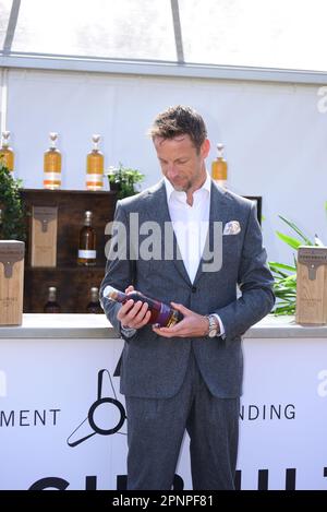 London, Großbritannien. Donnerstag, 20. April 2023. Jenson Button stellt seinen „Coachbuilt“-Whiskey auf der Veranstaltung „Salon Privé“ im Royal Hospital Chelsea, London, vor. Kredit: Graham Mitchell/Alamy Live News Stockfoto