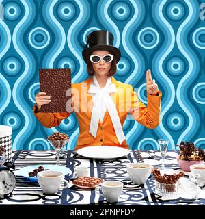 Versprechen machen. Frau im Bild eines Literaturcharakters, mit Flaschenhut und Sonnenbrille, die mit Schokolade schwört. Blauer Hintergrund Stockfoto