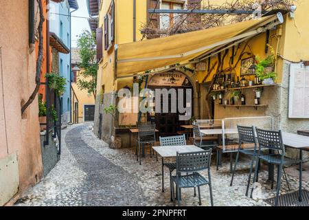 Malerische Kopfsteinpflasterstraße, Malcesine, Gardasee, Veneto, Italien Stockfoto