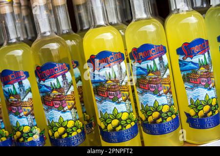 Limoncello del Garda Zitronenlikör zum Verkauf in einem Souvenirladen, Limone sul Garda, Gardasee, Lombardei, Italien Stockfoto