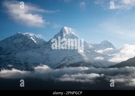 sonnenaufgang über der Annapurna Gebirgskette mit wunderschönen Wolken, Blick vom Poon Hill im Himalaya, Nepal Stockfoto