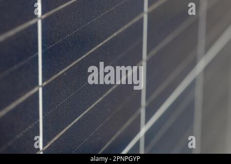 Nahaufnahme der Solarzellen – alternative Energie. Makroansicht des Sonnenkollektors Stockfoto