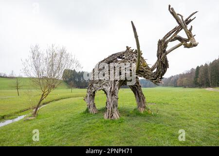 Mammutskulptur aus Holz im Park bei Bad Endorf, Bayern (60 Minuten von München entfernt), Deutschland. Picture Garyroberts/worldwidefeatures.com Stockfoto