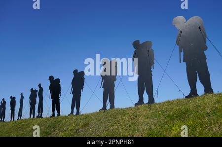 Ein Blick auf die Silhouetten, die Teil der Kunstinstallation „Stand mit Giants“ im Royal Armouries Fort Nelson in Portsmouth sind. Die Außeninstallation zeigt lebensgroße Silhouetten der 258 Soldaten und Zivilisten, die im Falkland-Konflikt ihr Leben verloren haben. Foto: Donnerstag, 20. April 2023. Stockfoto