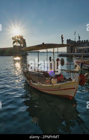 Blick auf den Fischereihafen der mittelalterlichen Stadt Nafpaktos bei Sonnenaufgang im Frühling Stockfoto