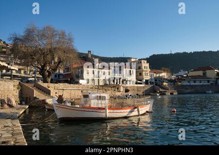 Blick auf den Fischereihafen der mittelalterlichen Stadt Nafpaktos bei Sonnenaufgang im Frühling Stockfoto