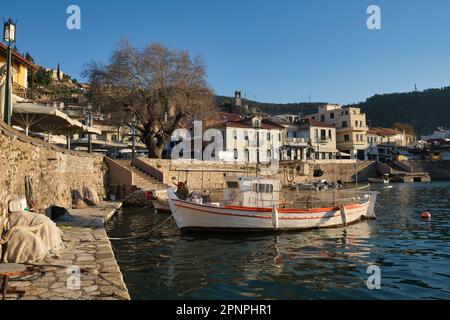 Blick auf den Fischereihafen der mittelalterlichen Stadt Nafpaktos bei Sonnenaufgang im Frühling Stockfoto