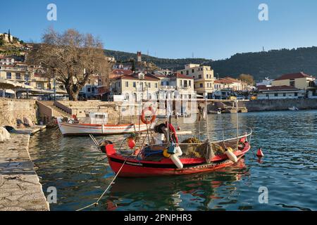 Blick auf den Fischereihafen der mittelalterlichen Stadt Nafpaktos bei Sonnenaufgang im Frühling Stockfoto