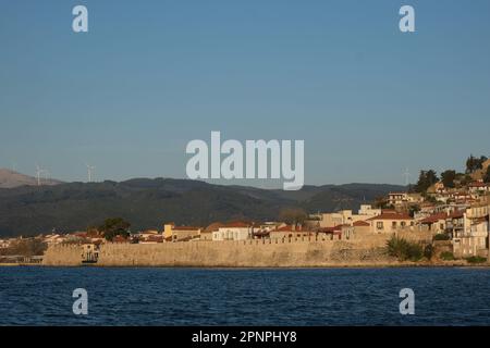 Außenwände zum Hafen von Nafpaktos im Golf von Korinth im Frühling Stockfoto