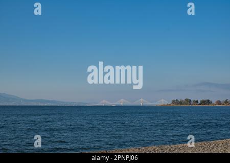 Blick auf die Rion-Antirion-Brücke von Nafpaktos im Frühling Stockfoto