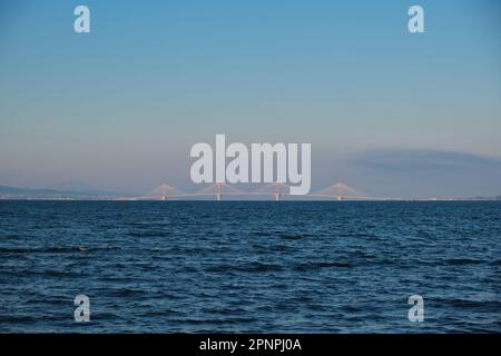 Blick auf die Rion-Antirion-Brücke von Nafpaktos im Frühling Stockfoto