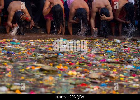 Kathmandu, Nepal. 20. April 2023. Die Menschen nehmen anlässlich des Muttertags in Kathmandu, Nepal, am 20. April 2023 ein heiliges Bad neben einem Teich im Matatirtha-Tempel. Nepalesische Hindu-Anhänger baden im Teich, opfern und ehren ihre verstorbenen Mütter, während sie den Muttertag in Nepal begehen. Kredit: Sulav Shrestha/Xinhua/Alamy Live News Stockfoto