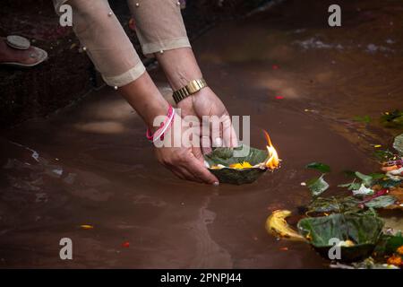 Kathmandu, Nepal. 20. April 2023. Eine Frau macht Opfer, um ihre verstorbene Mutter anlässlich des Muttertags in Kathmandu, Nepal, am 20. April 2023 auswendig zu lernen. Nepalesische Hindu-Anhänger baden im Teich, opfern und ehren ihre verstorbenen Mütter, während sie den Muttertag in Nepal begehen. Kredit: Hari Maharjan/Xinhua/Alamy Live News Stockfoto