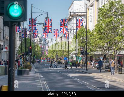 Oxford Street, London, Großbritannien. 20. April 2023. Hängende Union Flaggen und Banner in blauem Himmel über der Oxford Street feiern die Krönung von König Karl III. Am 6. Mai Kredit: Malcolm Park/Alamy Live News Stockfoto