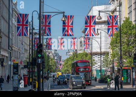 Oxford Street, London, Großbritannien. 20. April 2023. Hängende Union Flaggen und Banner in blauem Himmel über der Oxford Street feiern die Krönung von König Karl III. Am 6. Mai Kredit: Malcolm Park/Alamy Live News Stockfoto