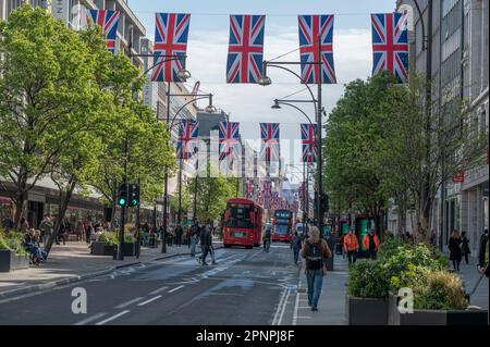 Oxford Street, London, Großbritannien. 20. April 2023. Hängende Union Flaggen und Banner in blauem Himmel über der Oxford Street feiern die Krönung von König Karl III. Am 6. Mai Kredit: Malcolm Park/Alamy Live News Stockfoto