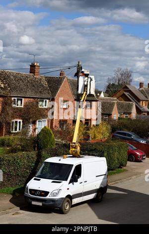 Der Arbeiter arbeitet an Kabeln am Telegraph Pole Cotswolds Oxfordshire England uk Stockfoto