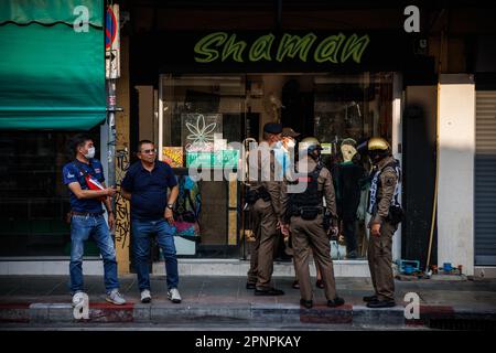 Bangkok, Thailand. 20. April 2023. Thailändische Polizei steht vor einer Marihuana-Dispensaireausgabe auf der Khao San Road in Bangkok, Thailand, Donnerstag, 20. April 2023. Freizeitmarihuana bleibt ein strittiges Thema in Thailand, wobei alle Kandidaten bis auf einen Ministerpräsidenten aktiv gegen die jüngste Legalisierung vorgehen. (Kreditbild: © Andre Malerba/ZUMA Press Wire) NUR REDAKTIONELLE VERWENDUNG! Nicht für den kommerziellen GEBRAUCH! Stockfoto