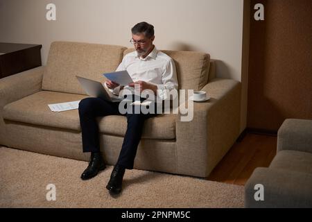 Mann in Bürokleidung, der im Hotel arbeitet Stockfoto