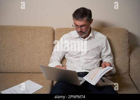 Ein Mann in Bürokleidung, der in einer Herberge arbeitet Stockfoto