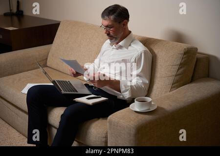 Männlich in Bürokleidung, der im Hotel arbeitet Stockfoto