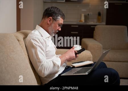 Ein Mann in Bürokleidung, der in einer Herberge arbeitet Stockfoto