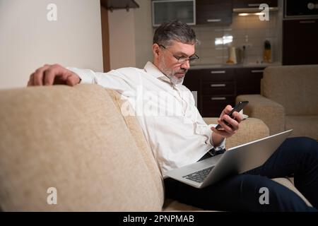 Männlich in Bürokleidung, der in einer Herberge arbeitet Stockfoto