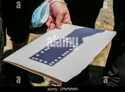 Quezon City, Philippinen. 20. April 2023. Die partielle Sonnenfinsternis wird am 20. April 2023 an der University of the Philippines in Quezon City, Philippinen, durch Löcher auf eine Pappe projiziert. Kredit: Rouelle Umali/Xinhua/Alamy Live News Stockfoto