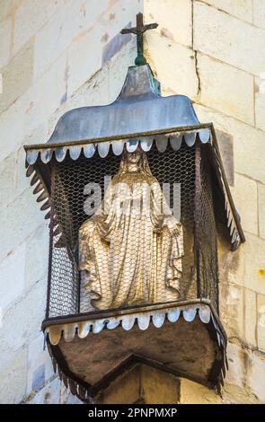 Eingesetzte Statuette der Jungfrau Maria oder Heiligen hoch über der Straßenecke in Tours, Indre-et-Loire (37), Frankreich. Stockfoto