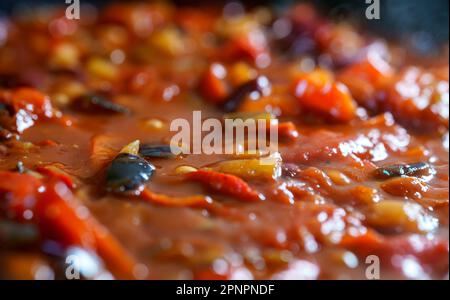 Shakshuka wird in einer Pfanne gekocht. Stockfoto