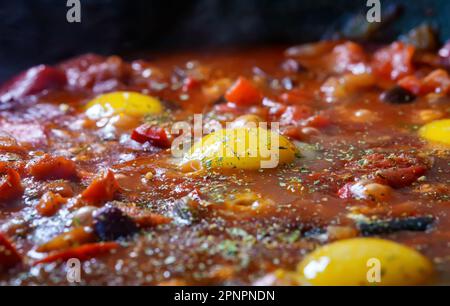 Shakshuka wird in einer Pfanne gekocht. Stockfoto