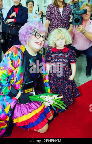 Dame Edna Everage (Barry Humphries) im New Theatre in Cardiff, Wales, Großbritannien, Oktober 1995. Foto: Rob Watkins Stockfoto