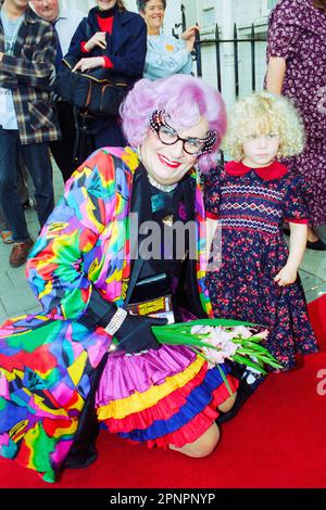 Dame Edna Everage (Barry Humphries) im New Theatre in Cardiff, Wales, Großbritannien, Oktober 1995. Foto: Rob Watkins Stockfoto