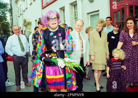 Dame Edna Everage (Barry Humphries) im New Theatre in Cardiff, Wales, Großbritannien, Oktober 1995. Foto: Rob Watkins Stockfoto