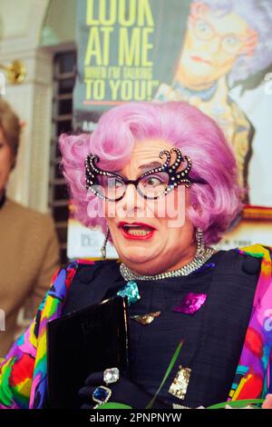 EDNA EVERAGE, CARDIFF, 1996: Dame Edna Everage (Barry Humphries) am New Theatre in Cardiff, Wales, UK, Oktober 1995. Foto: Rob Watkins Stockfoto