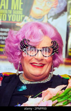 EDNA EVERAGE, CARDIFF, 1996: Dame Edna Everage (Barry Humphries) am New Theatre in Cardiff, Wales, UK, Oktober 1995. Foto: Rob Watkins Stockfoto