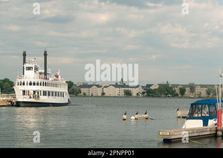 Der Dampfer steht am Pier unter dem Abendhimmel mit rosa Wolken, die auf Touristen warten. Stockfoto