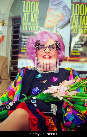 EDNA EVERAGE, CARDIFF, 1996: Dame Edna Everage (Barry Humphries) am New Theatre in Cardiff, Wales, UK, Oktober 1995. Foto: Rob Watkins Stockfoto