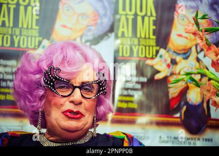 EDNA EVERAGE, CARDIFF, 1996: Dame Edna Everage (Barry Humphries) am New Theatre in Cardiff, Wales, UK, Oktober 1995. Foto: Rob Watkins Stockfoto