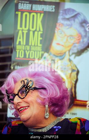 EDNA EVERAGE, CARDIFF, 1996: Dame Edna Everage (Barry Humphries) am New Theatre in Cardiff, Wales, UK, Oktober 1995. Foto: Rob Watkins Stockfoto