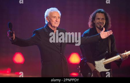 ARCHIVFOTO: Tony CHRISTIE wird am 25. April 2023 80, Sänger Tony CHRISTIE Musik- und Unterhaltungsprogramm „Welcome to Carmen Nebel“, live aus Berlin am 1. Oktober 2016. ? Stockfoto