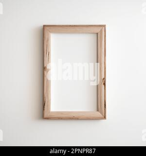 Alter Holzrahmen mit vertikaler Form, der an einem weißen Wandmodell für Bilder und Poster hängt Stockfoto