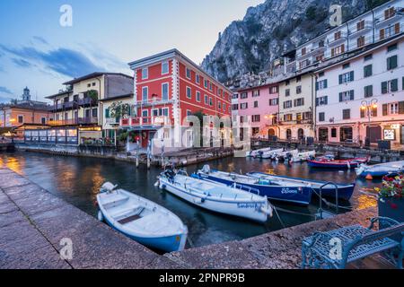 Nachtsicht auf den kleinen Hafen, Limone sul Garda, Gardasee, Lombardei, Italien Stockfoto