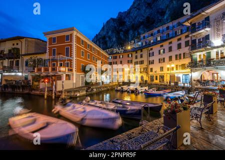 Nachtsicht auf den kleinen Hafen, Limone sul Garda, Gardasee, Lombardei, Italien Stockfoto