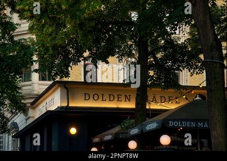 Berlin, Deutschland - 28. Juni 2019: Beleuchtetes Bierrestaurant in der Berliner Innenstadt am Abend. Stockfoto