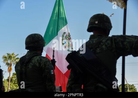 Eine Gruppe von uniformierten mexikanischen Militärs marschiert während einer festlichen Parade in Formation Stockfoto