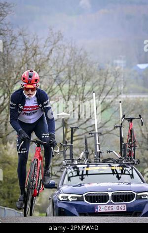 Remouchamps, Belgien. 20. April 2023. Dänische Mattias Skjelmose Jensen von Trek-Segafredo in Aktion während eines Trainings und einer Aufklärungseinheit im Vorfeld des eintägigen Radrennen Lüttich-Bastogne-Lüttich auf der „Cote de la Redoute“ in Remouchamps, Aywaille, Donnerstag, 20. April 2023. BELGA PHOTO DIRK WAEM Credit: Belga News Agency/Alamy Live News Stockfoto