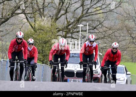 Remouchamps, Belgien. 20. April 2023. Cofidis-Fahrer in Aktion während eines Trainings und einer Aufklärungseinheit, vor dem eintägigen Radrennen Lüttich-Bastogne-Lüttich, auf der „Cote de la Redoute“, in Remouchamps, Aywaille, Donnerstag, den 20. April 2023. BELGA PHOTO DIRK WAEM Credit: Belga News Agency/Alamy Live News Stockfoto