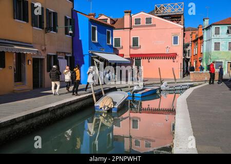 Insel Burano, farbenfrohe Häuser und Reflexionen am Kanal, Fondamenta Cavanella, Burano, Venedig, Italien Stockfoto