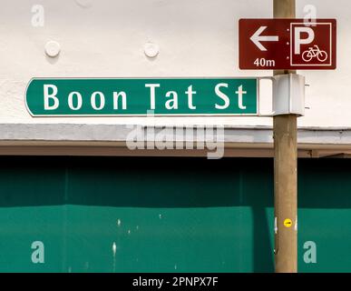 Grünes Straßenschild in der Innenstadt von Singapur Stockfoto